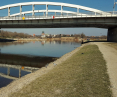 Warta na wysokości Mostu św. Rocha w Poznaniu - zrenaturyzowany fragment nabrzeża (po prawej)