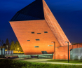 Muzeum II Wojny Światowej, Gdańsk, plac Władysława Bartoszewskiego — iluminacja przy użyciu systemu oświetleniowego KWADLUX