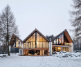 The house in Lekarty is characterized by extensive glazing