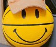 jedne z ikon współczesnego dizajnu: „Smiley Basketball” — dizajn ma wiele twarzy, w tym przypadku uśmiechniętych