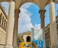 intensywne kolory i geometryczne kształty łączonych grzebieniowo elementów Studia Boloz z kolekcji Intersections przyciągają wzrok odwiedzających monumentalne, surowe wnętrze dziedzińca paryskiego Hôtel Dieu