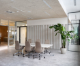 Biuro we wrocławskiej Renomie – panele HERADESIGN Superfine wykonane są z wełny drzewnej, która pełni funkcję materiału dźwiękochłonnego, poprawiającego komfort pracy i akustykę wnętrza.