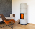 Thanks to its compact dimensions, the BLOX stove is also suitable for smaller interiors. Here the round BLOX R55 model.