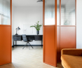 Oranżowe przepierzenie otwiera przestrzeń mieszkania