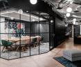 Biuro w stylu LOFT – ściany szprosowe tworzą industrialny charakter wnętrza