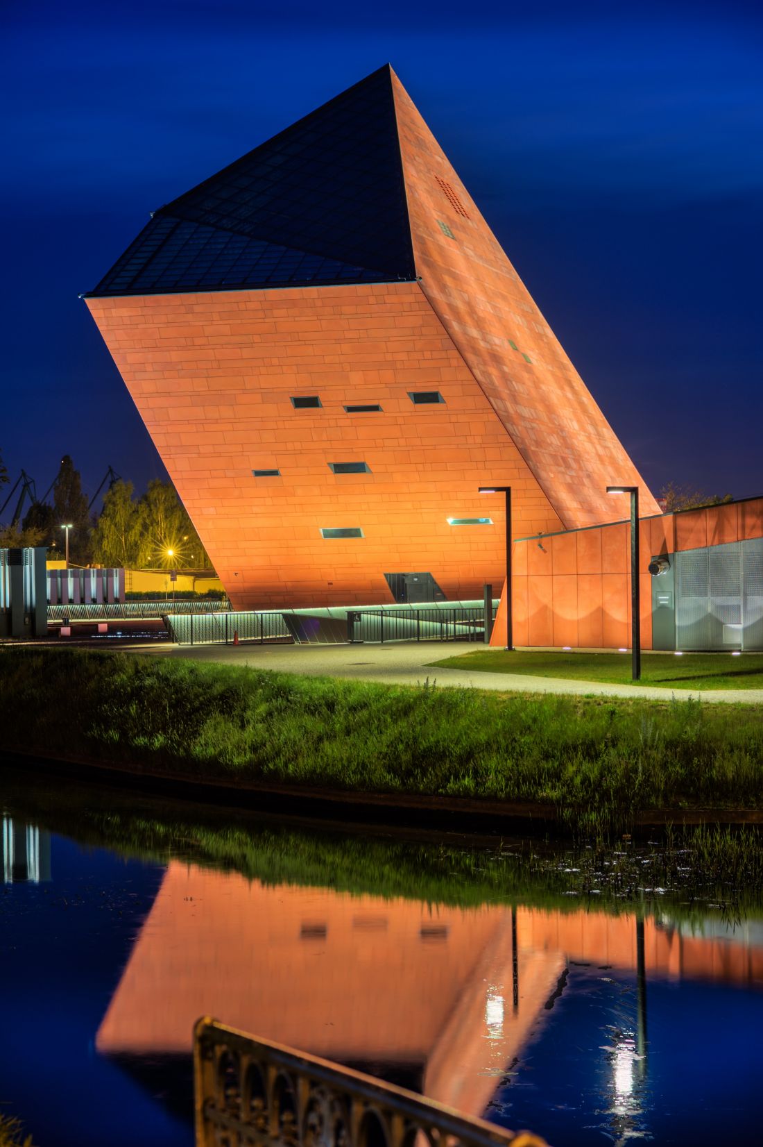 Muzeum II Wojny Światowej Gdańsk, plac Władysława Bartoszewskiego — iluminacja przy użyciu systemu oświetleniowego KWADLUX
