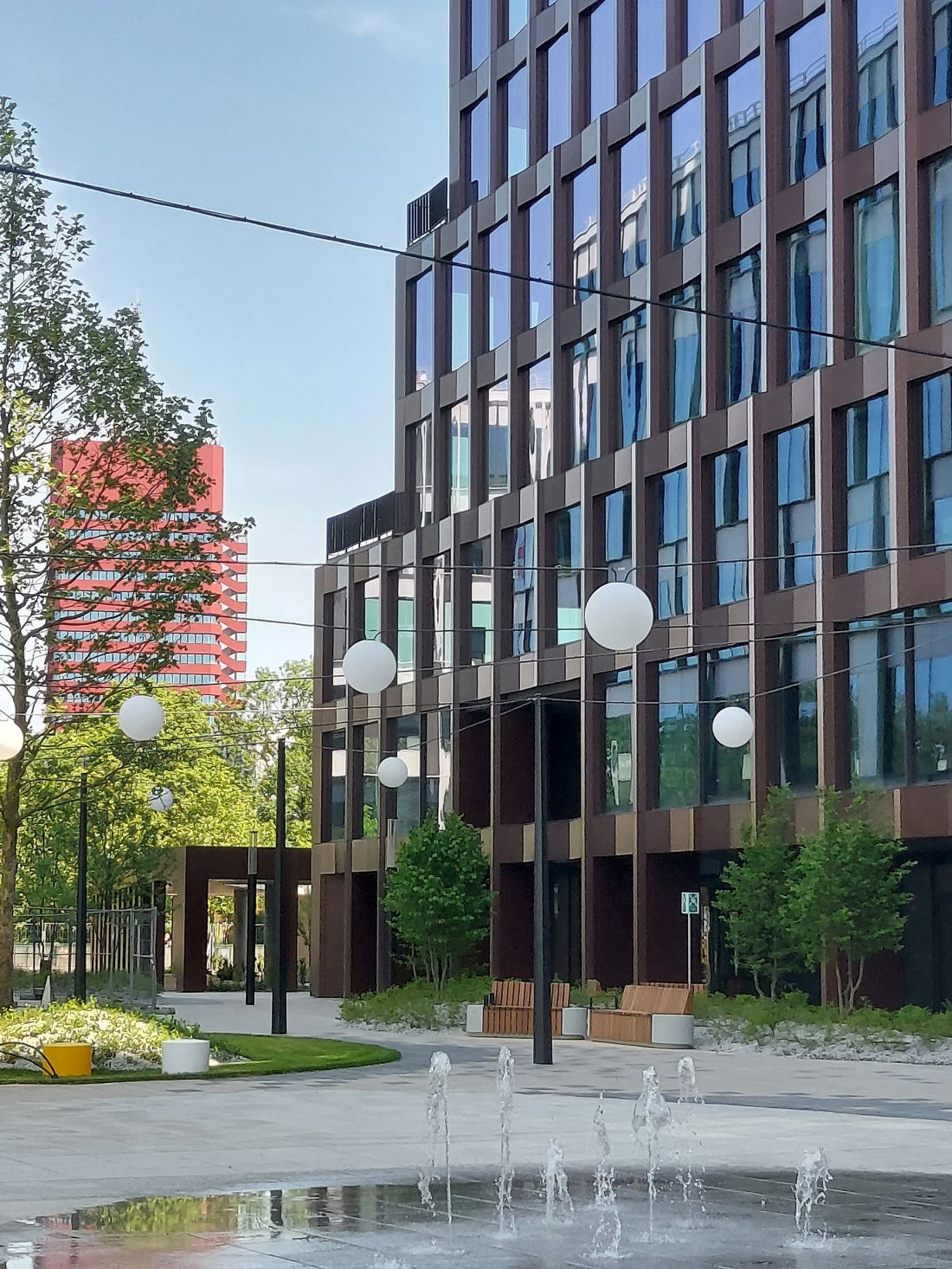 Przykład zastosowania farb proszkowych IGP - budynek E Nowy Rynek, Poznań - proj.: JEMS Architekci; wyk. stolarki aluminiowej: Mega Aluminium Sp. z o.o.