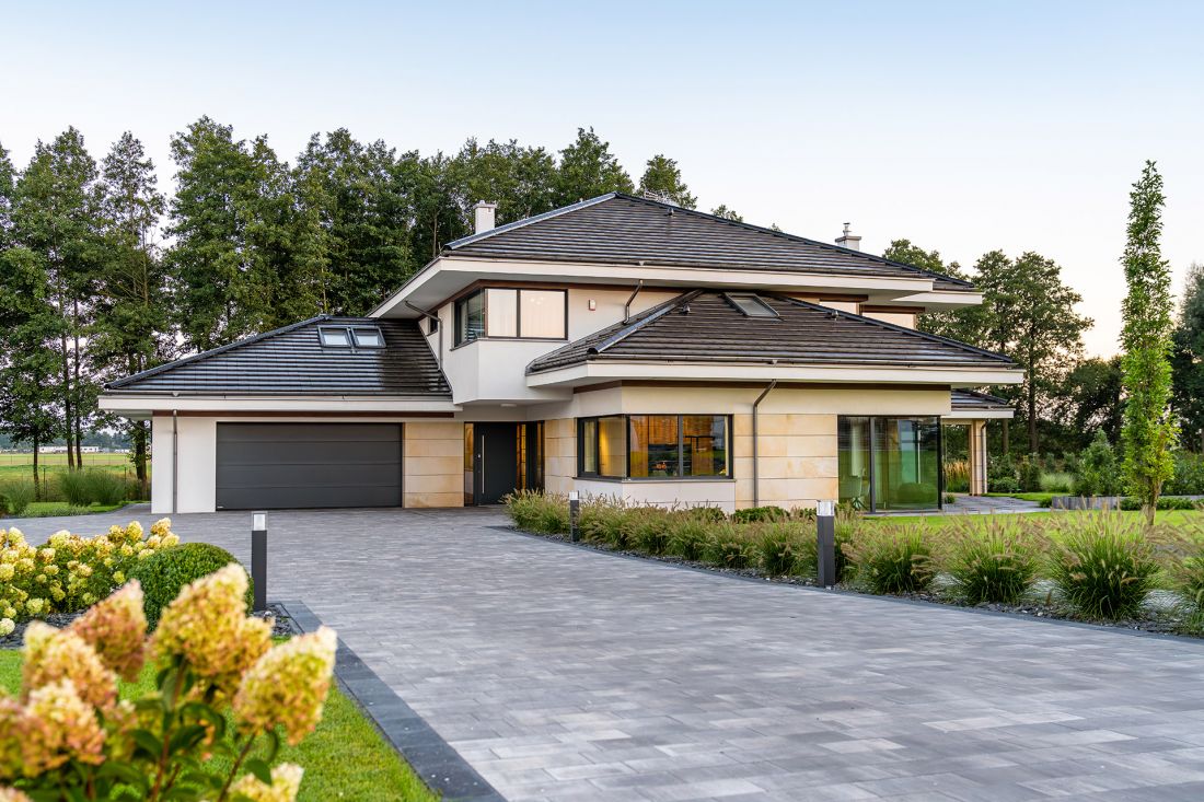 Komplet spójnej kolorystycznie stolarki wciąż dominuje w architektonicznych trendach