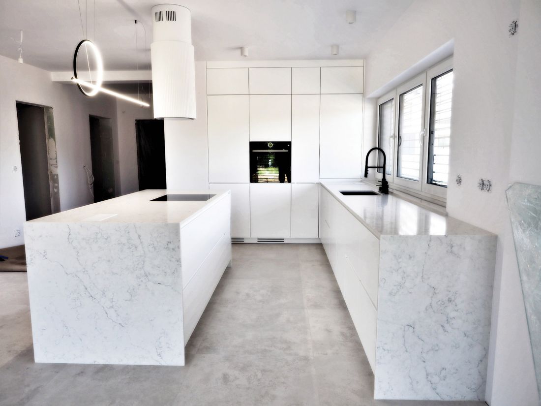 Konglomerat kwarcowy 7200 Aquitaine Blanca, wyk. Stone&Glass – Studio szkła i kamienia, Elit Meble – Fascynujace meble na wymiar