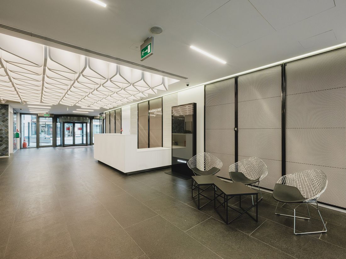 Akustyczne baffle MEXTRI - indywidualny rozkrój w częściach wspólnych budynku A4 Business Park w Katowicach