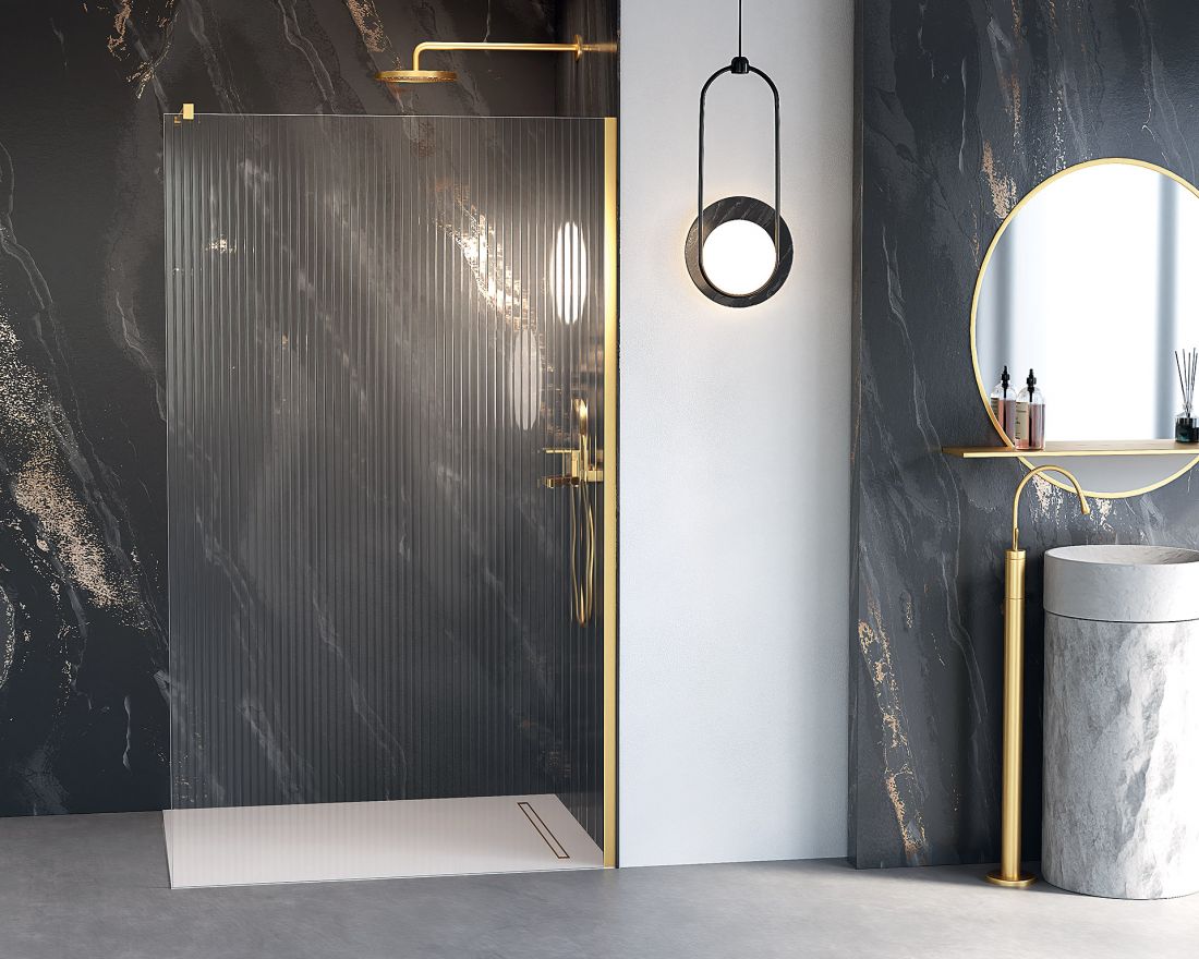 Wyjątkowe kabiny typu walk-in w najmodniejszych kolorach to kolekcja Nesta, na zdjęciu zaprezentowana w kolorze Gold Brushed oraz ryflowanym szkłem Visiosun
