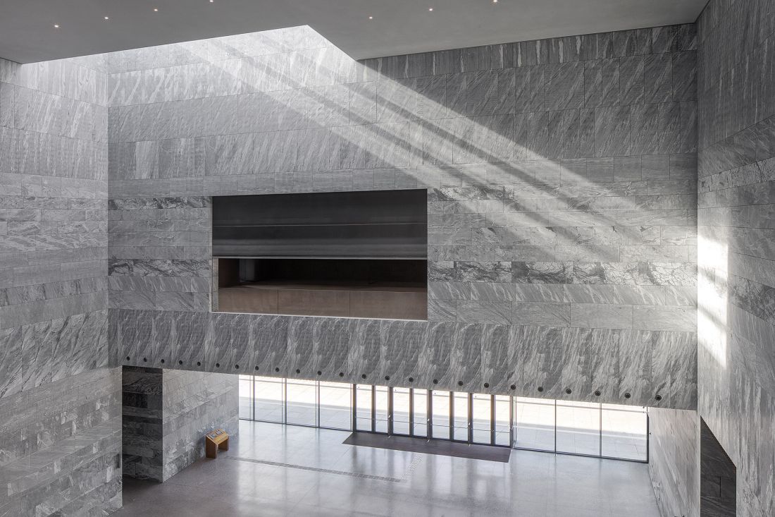 Brama kurtynowa przeciwpożarowa Marc-K EW120 Muzeum Historii Polski w Warszawie - Bramy przeciwpożarowe wkomponowane w architekturę budynku często pozostają niezauważalne, jednak ich obecność stanowi niepodważalny fundament ochrony. Mimo swojej dyskrecji gwarantują pewność i bezpieczeństwo, że w sytuacji zagrażającej życiu spełnią swoją funkcję w sposób niezawodny.