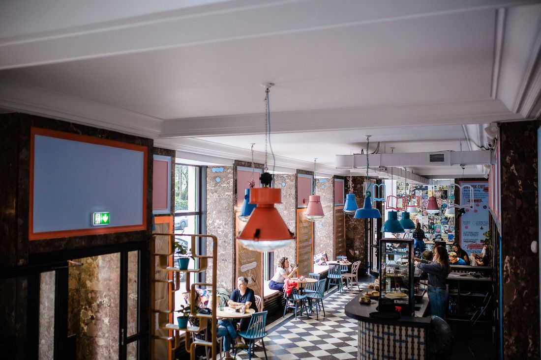 BIG BOOK CAFE to inspirujące miejsce na kulturalnej mapie Warszawy. Stanowi przestrzeń, gdzie w kreatywny sposób ożywiana jest miłość do książek, a życie literackie łączy się ze smakiem pysznej kawy i wegetariańskiej kuchni. - Ściany i sufity wymalowane zostały farbą Tikkurila Optiva White, która daje biel o wyjątkowo głębokim odcieniu, co w efekcie rozświetla pomieszczenia i optycznie je powiększa.