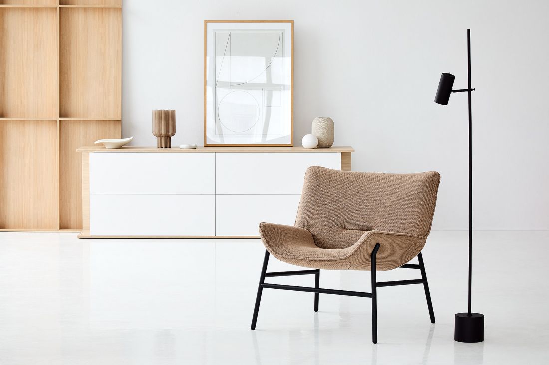 Fotel Litt, design: Maja Ganszyniec Studio; szafka RTV Tivi, design: Piotr Kuchciński