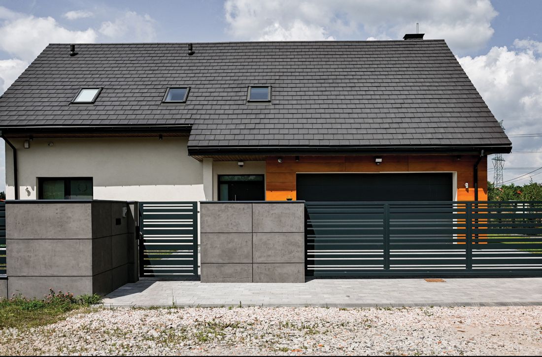 Ogrodzenie frontowe na murku z bloczków z betonu architektonicznego