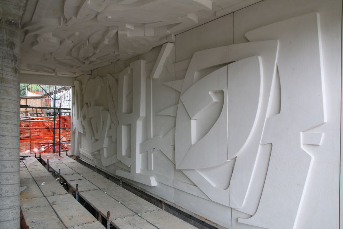 Trójwymiarowy relief na szkole Materna Taita Marcos wykonano w technologii ARbloc, umożliwiającej precyzyjne odwzorowanie złożonych form przestrzennych w betonie architektonicznym