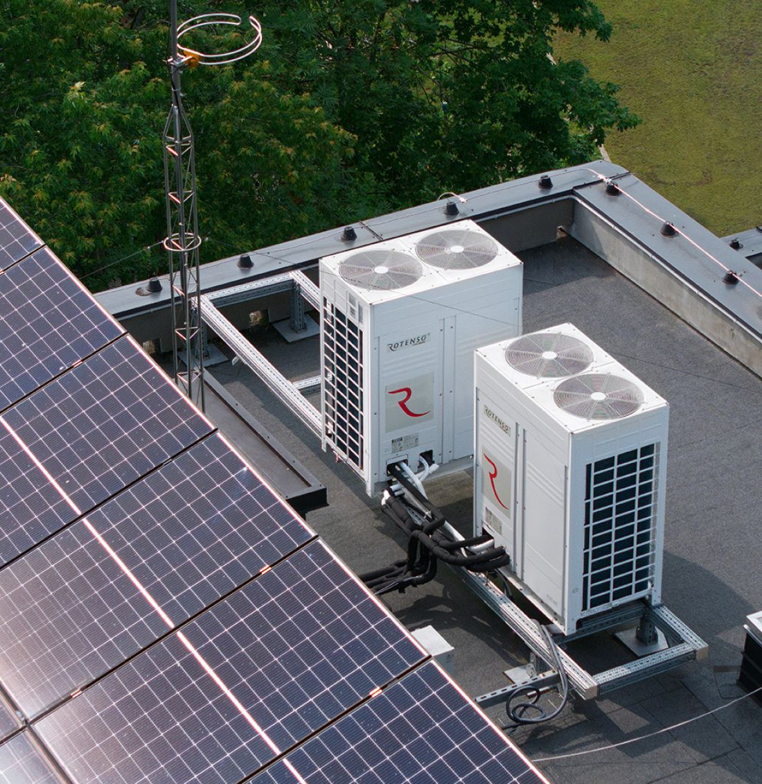 Instalacja systemu klimatyzacji Rotenso RVF na dachu budynku zintegrowana z instalacją fotowoltaiczną