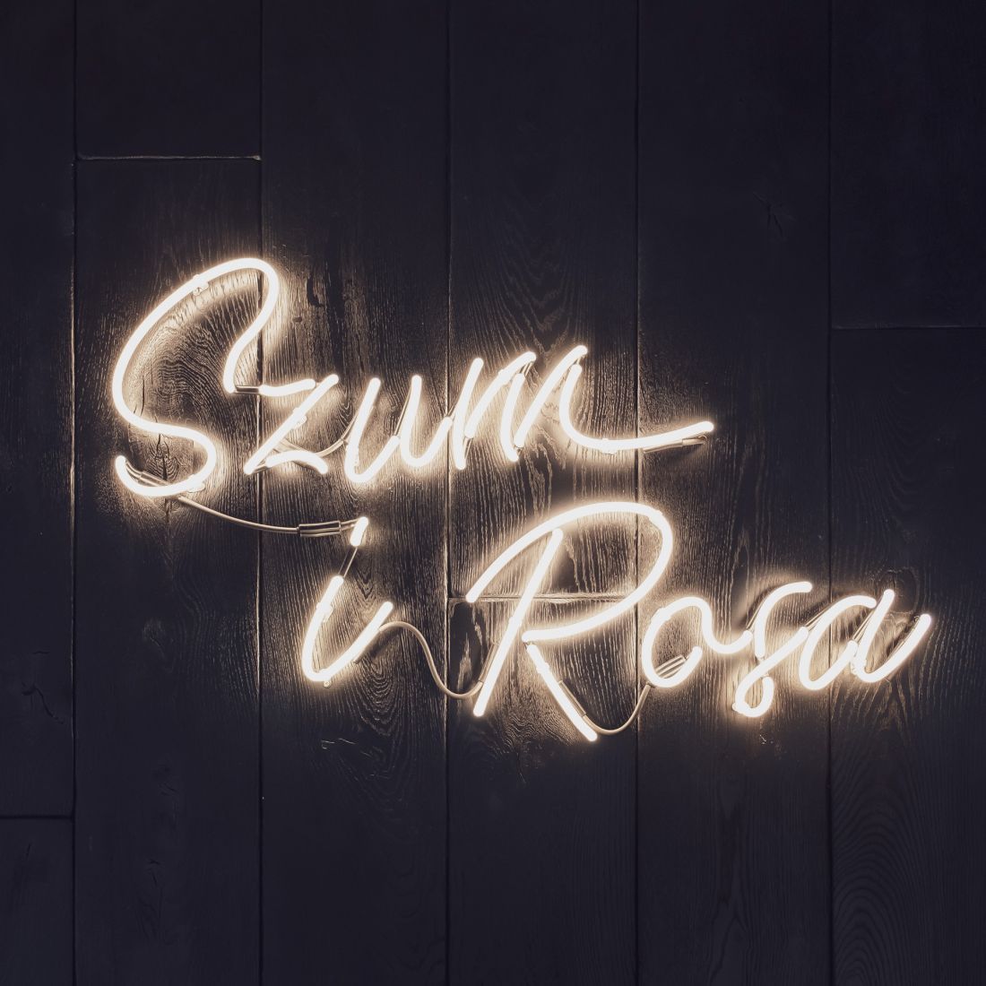Neon z nazwą restauracji