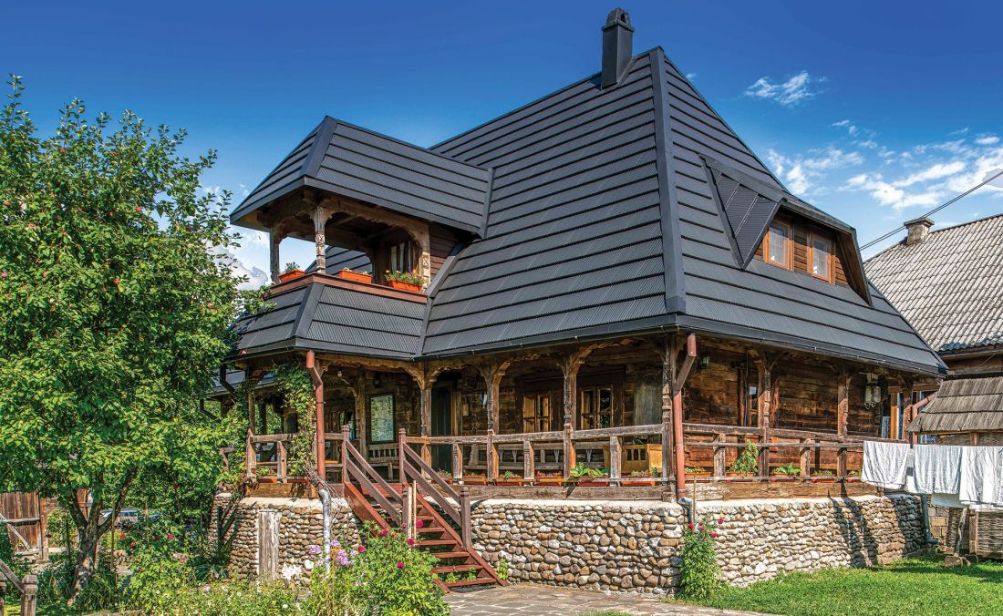 Panele dachowe REGLE w Pensjonacie Casa Traditionala Borlean w Vadu Izei w Rumunii