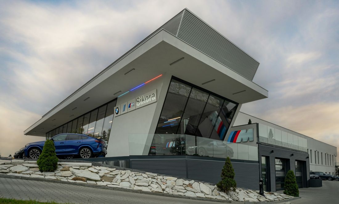 Salon samochodowy BMW w Mikołowie - płyta warstwowa PIRTECH, blacha trapezowa T150, żaluzje elewacyjne PUNTO PRUSZYŃSKI, obróbki blacharskie - Generalny wykonawca BUDOWNICTWO KAMIŃSKI