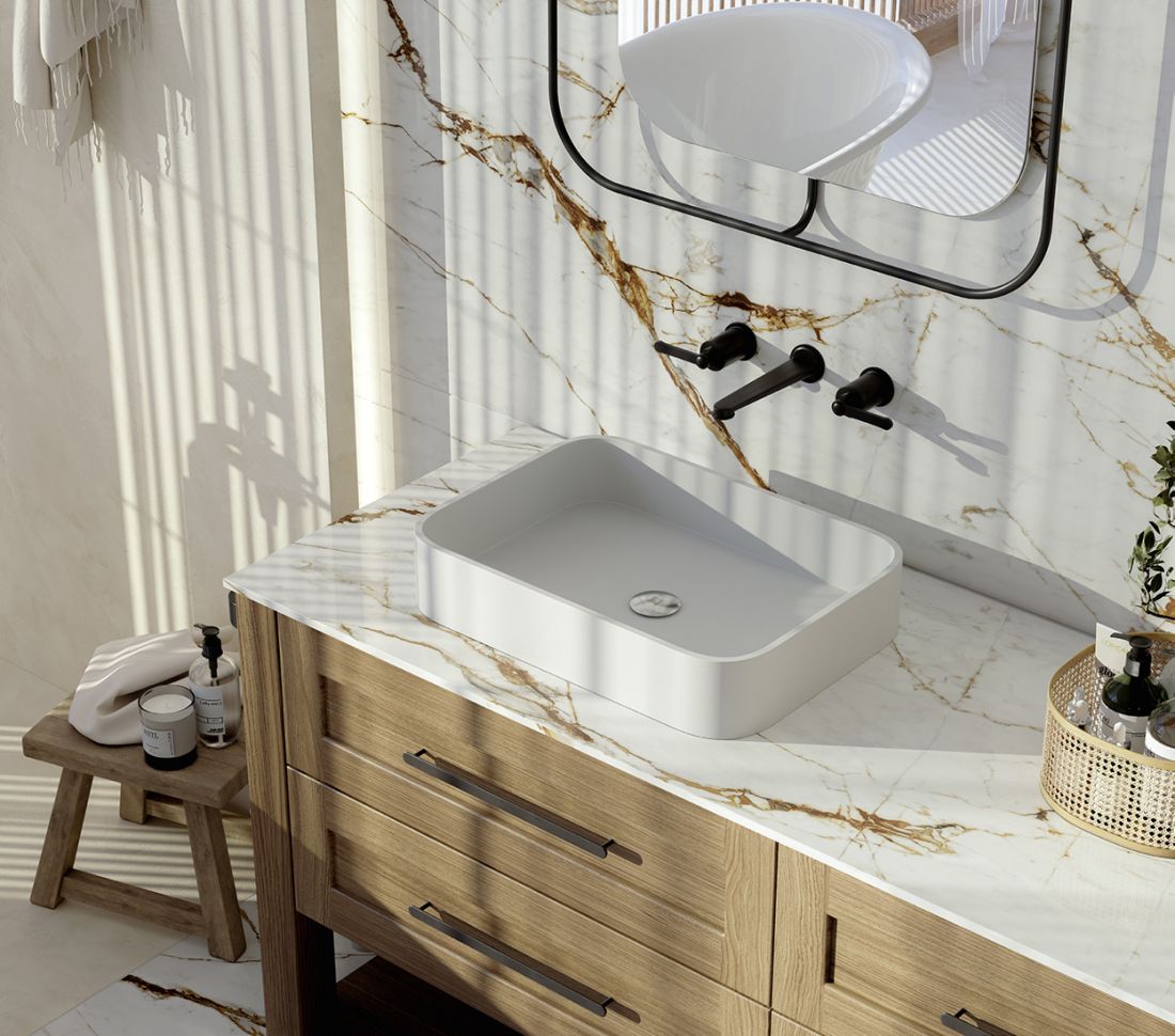 Umywalka nablatowa Silestone Marie TOP (Blanco Zeus) w kompozycji z okładziną ściany i blatu Dekton Awake