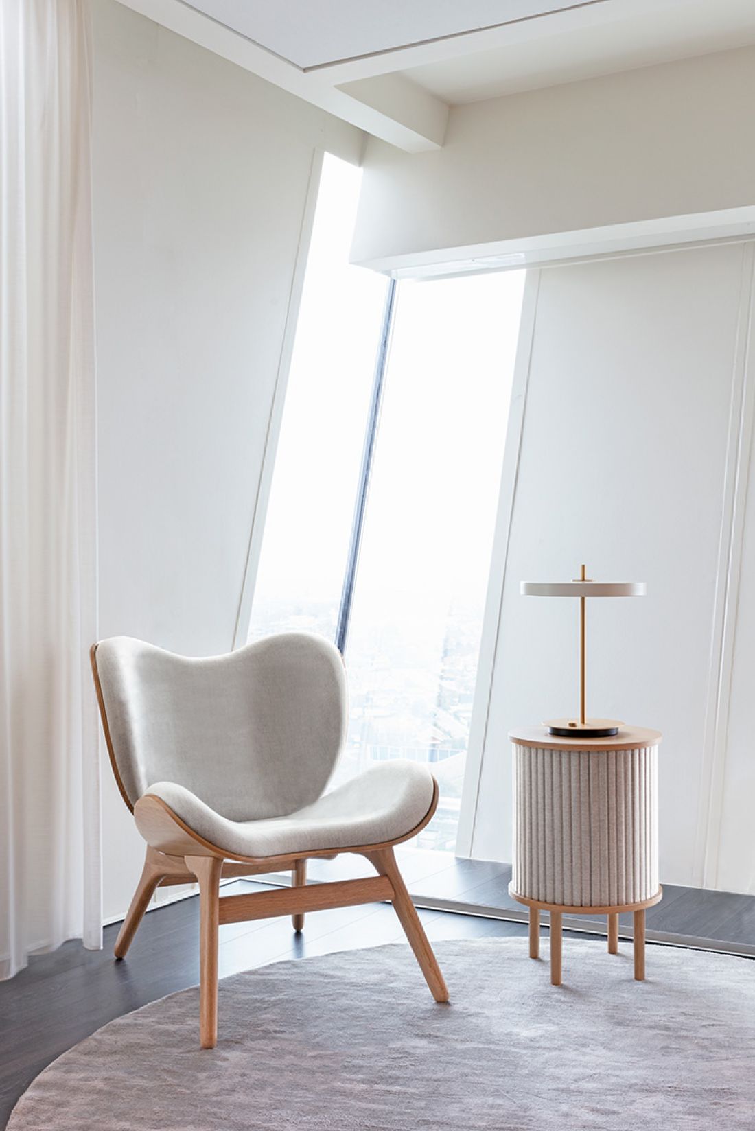 Fotel A Conversation Piece, stolik tapicerowany Audacious, Umage