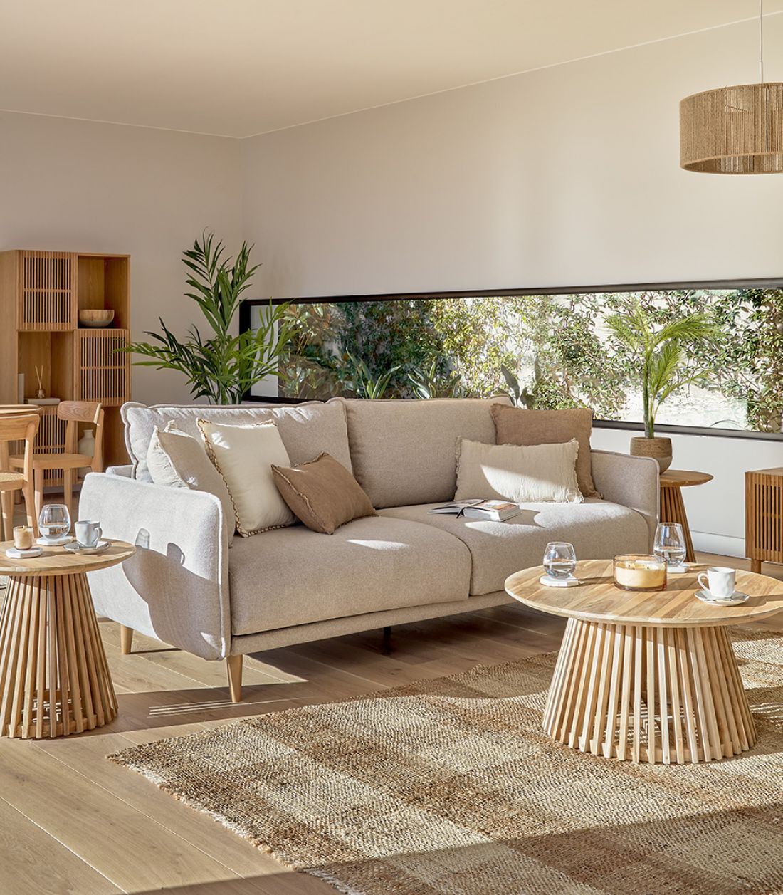 Sofa Carlota, stoliki Jeanette, lampa Crista i meble z kolekcji Beyla