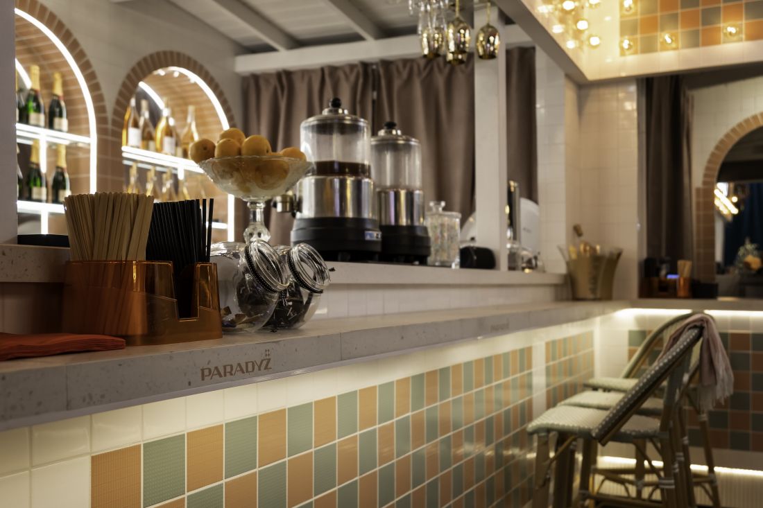 Bistro stylizowane jest na francuskie kawiarnie