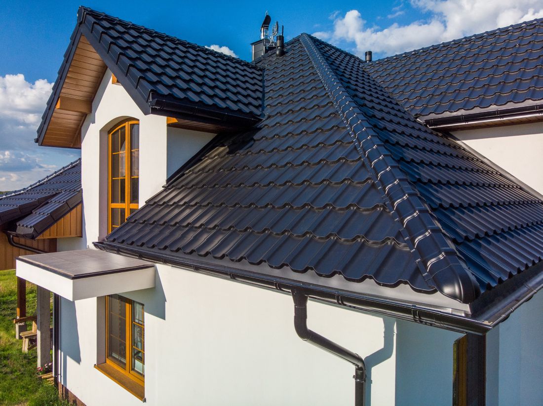Blachodachówka modułowa Venecja wraz z dedykowanymi akcesoriami: gąsiorem GS-LUX z zakończeniem skośnym oraz wiatrownicą modułową Venecja