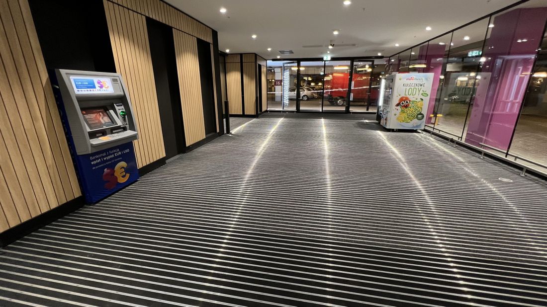Przykład dużych powierzchni wycieraczek w wejściu do centrum handlowego