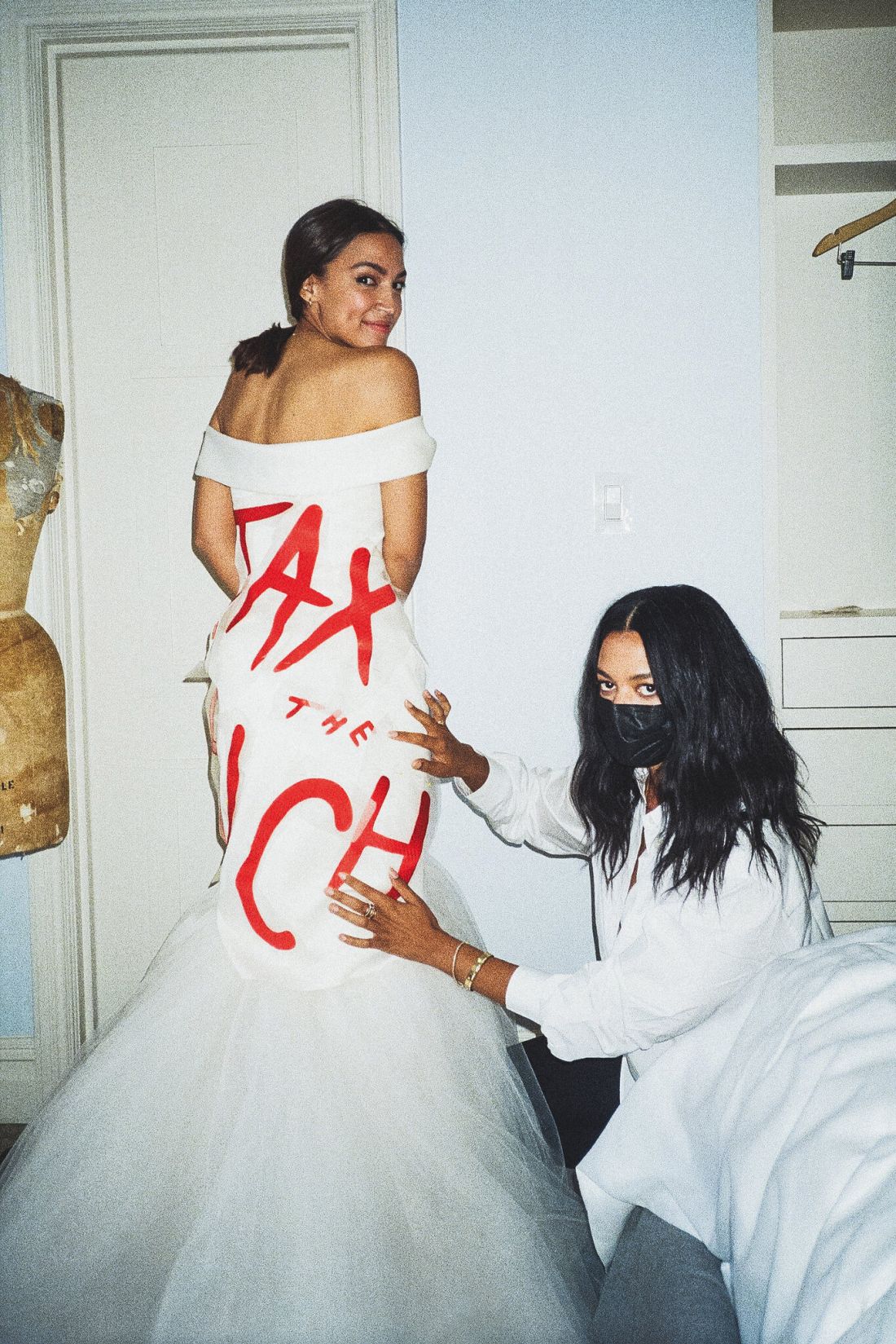 Alexandria Ocasio-Cortez w sukni przygotowanej na MET Gala 2021, na której widniał napis „Tax the Rich”