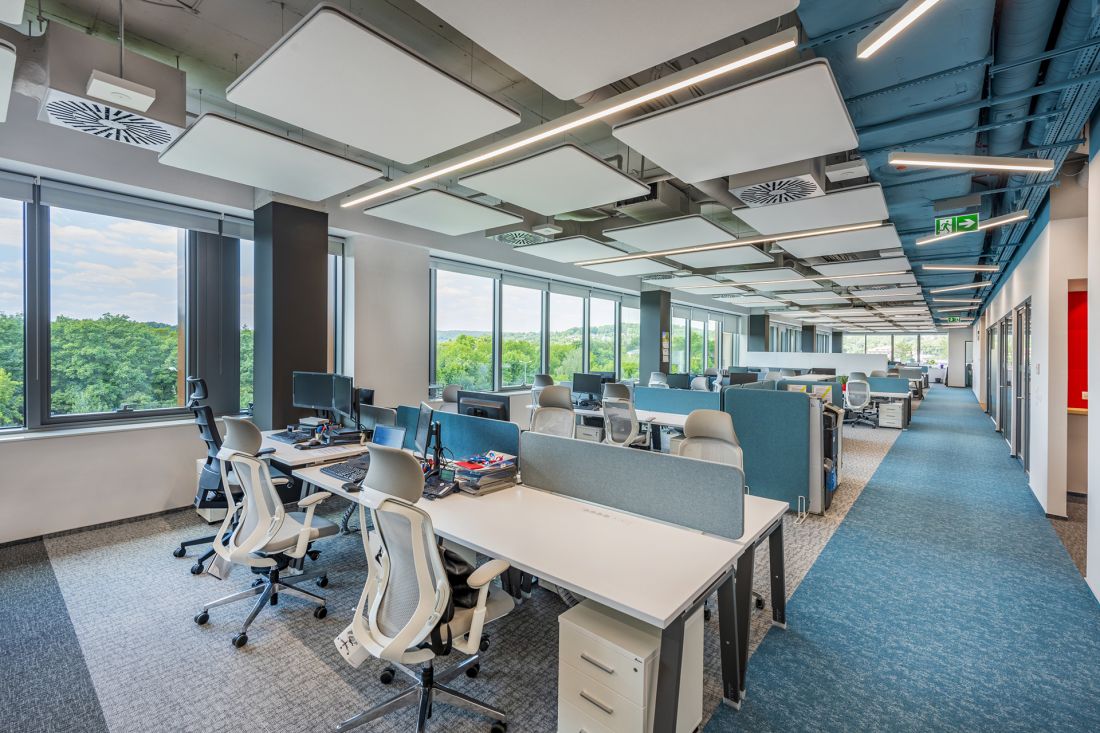 EcoCloudy ze zintegrowanym oświetleniem poprawią akustykę i widoczność na open space