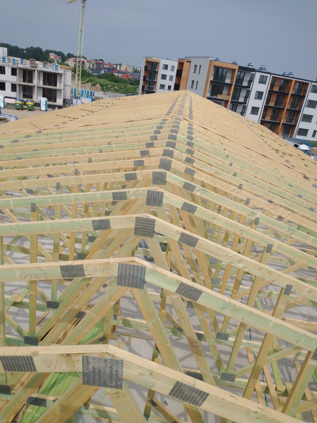 Wiązary prefabrykowane zamontawane na budynku wielorodzinnym
