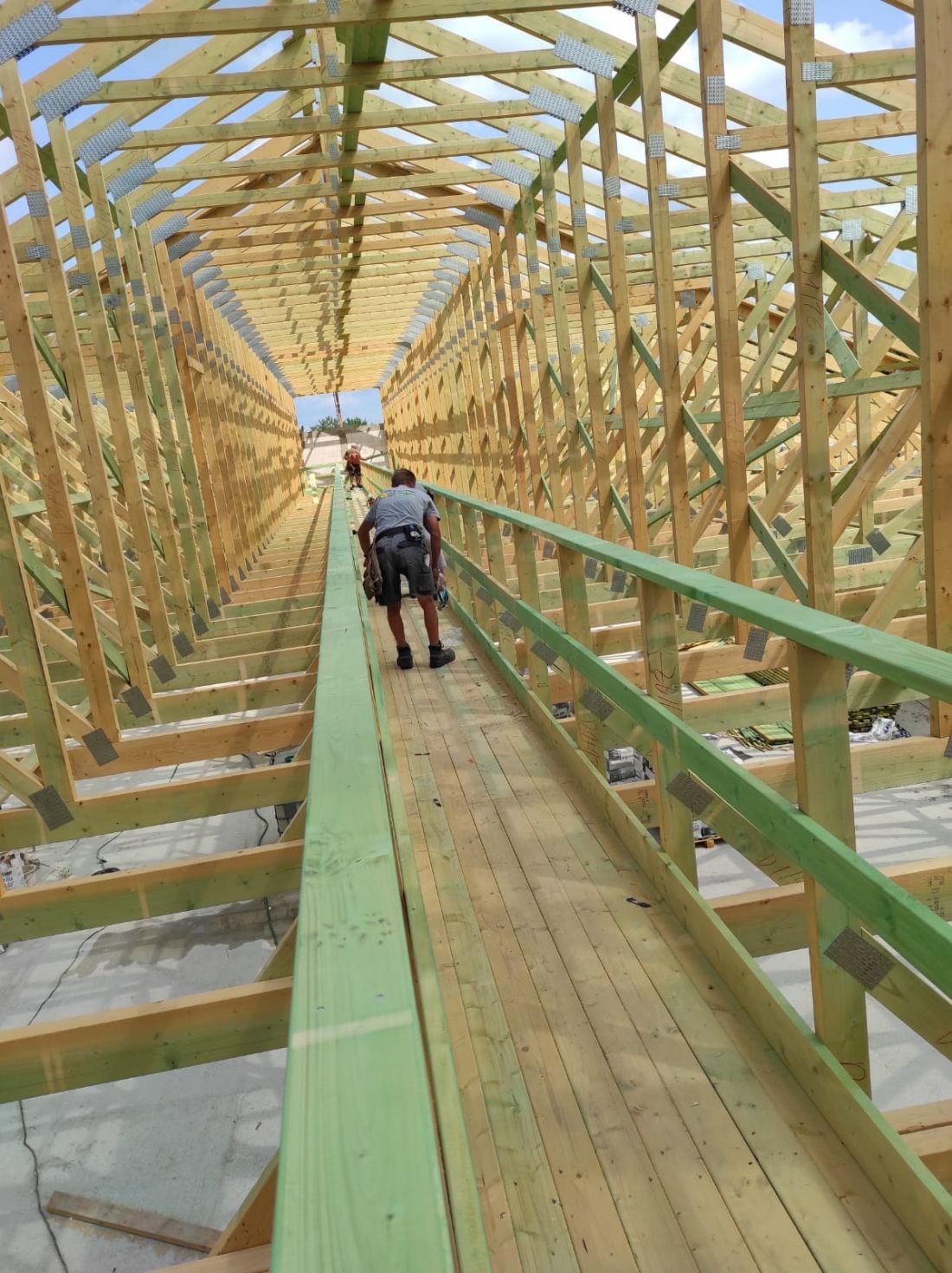 Wiązary prefabrykowane - obiekt handlowy - przestrzeń strychowa z pomostem roboczym