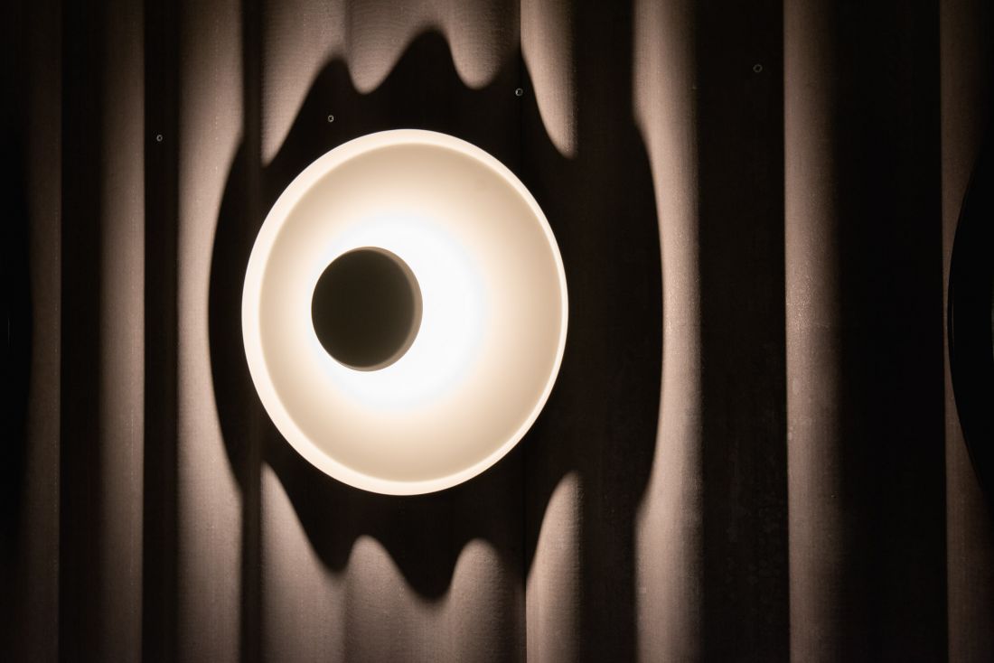 Na falowanych ścianach źródłem światła są kuliste lampy