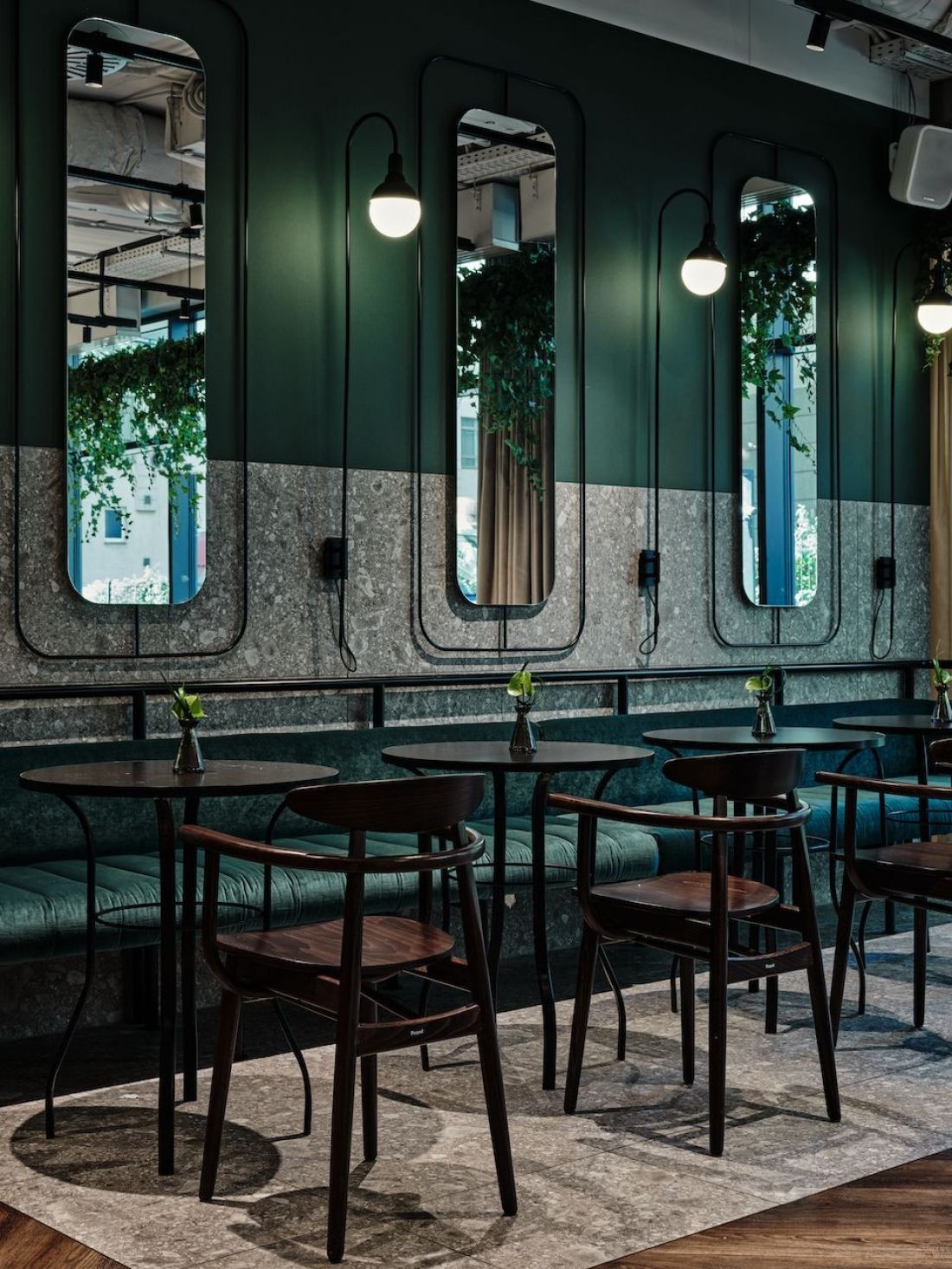Przestrzeń restauracyjna utrzymana jest w zielonych kolorach