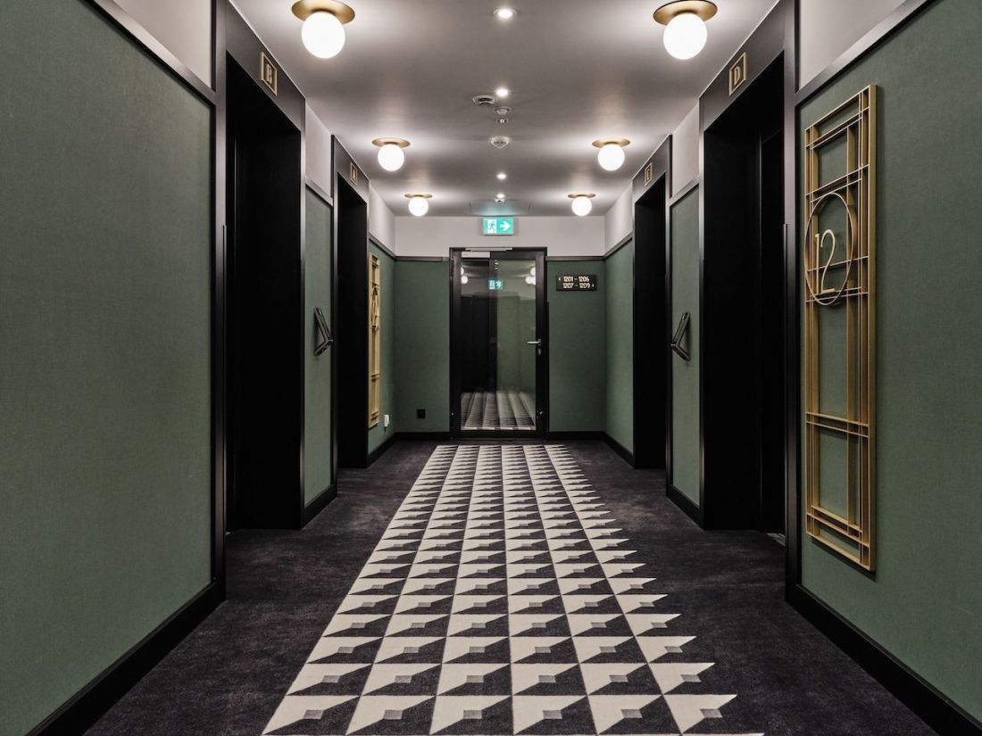 Korytarz dwunastego piętra hotelu