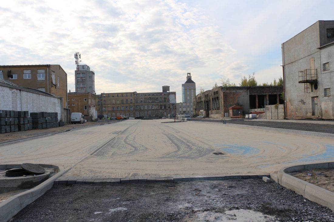 Betonowo-asfaltowa przestrzeń zakładów Odra, 13tyś metrów kwadratowych czystego środowiska pozbawionego życia. 