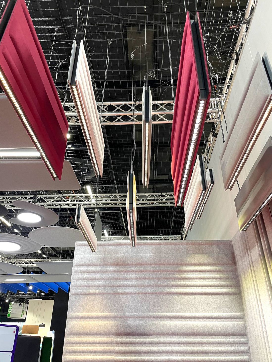 Panele akustyczne produkowane przez Acustio połączone z wysoce energooszczędnym oświetleniem  LED od Lena Lighting