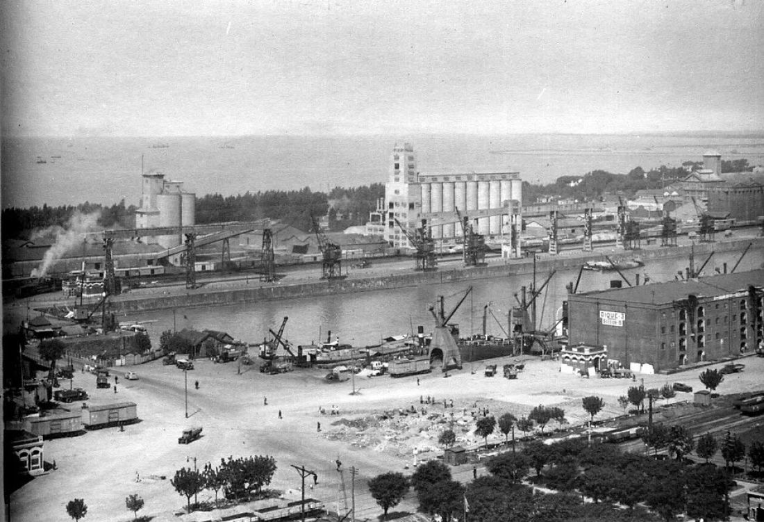 Archiwalne zdjęcie portu z silosem