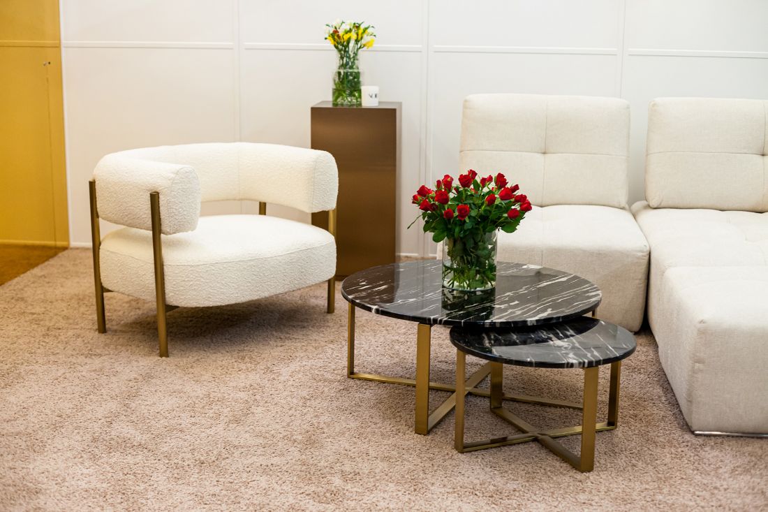 Elegancki fotel Louisiana idealnie pasuje do salonu, aranżację można uzupełnić stolikami Flores z blatem z naturalnego marmuru, dostępnymi w dwóch rozmiarach. Na zdjęciu w towarzystwie sofy modułowej Savannah w kolorze kremowym