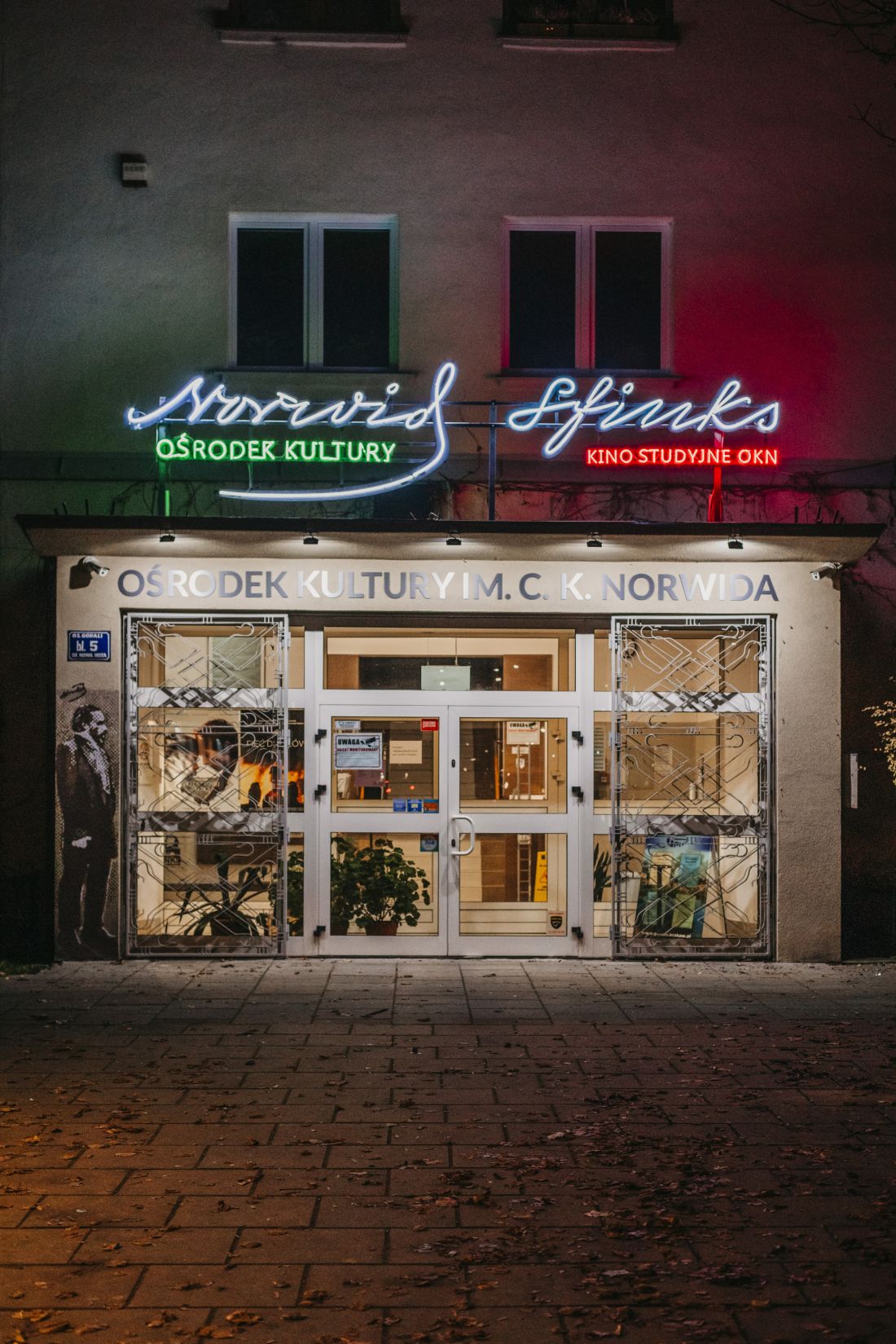 Neony „Sfinks” i „Ośrodek Kultury im. C. K. Norwida”