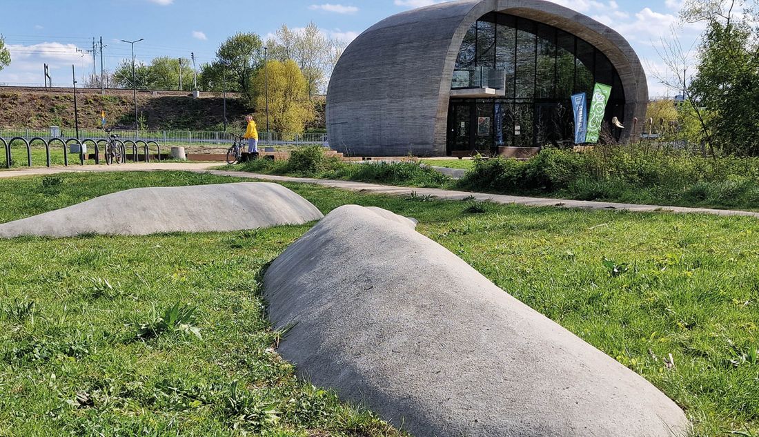 Pawilon Edukacyjny Kamień na Pradze, jak mniemam inspirowany leżącym obok głazem narzutowym, proj.: eM4. Pracownia Architektury. Brataniec
