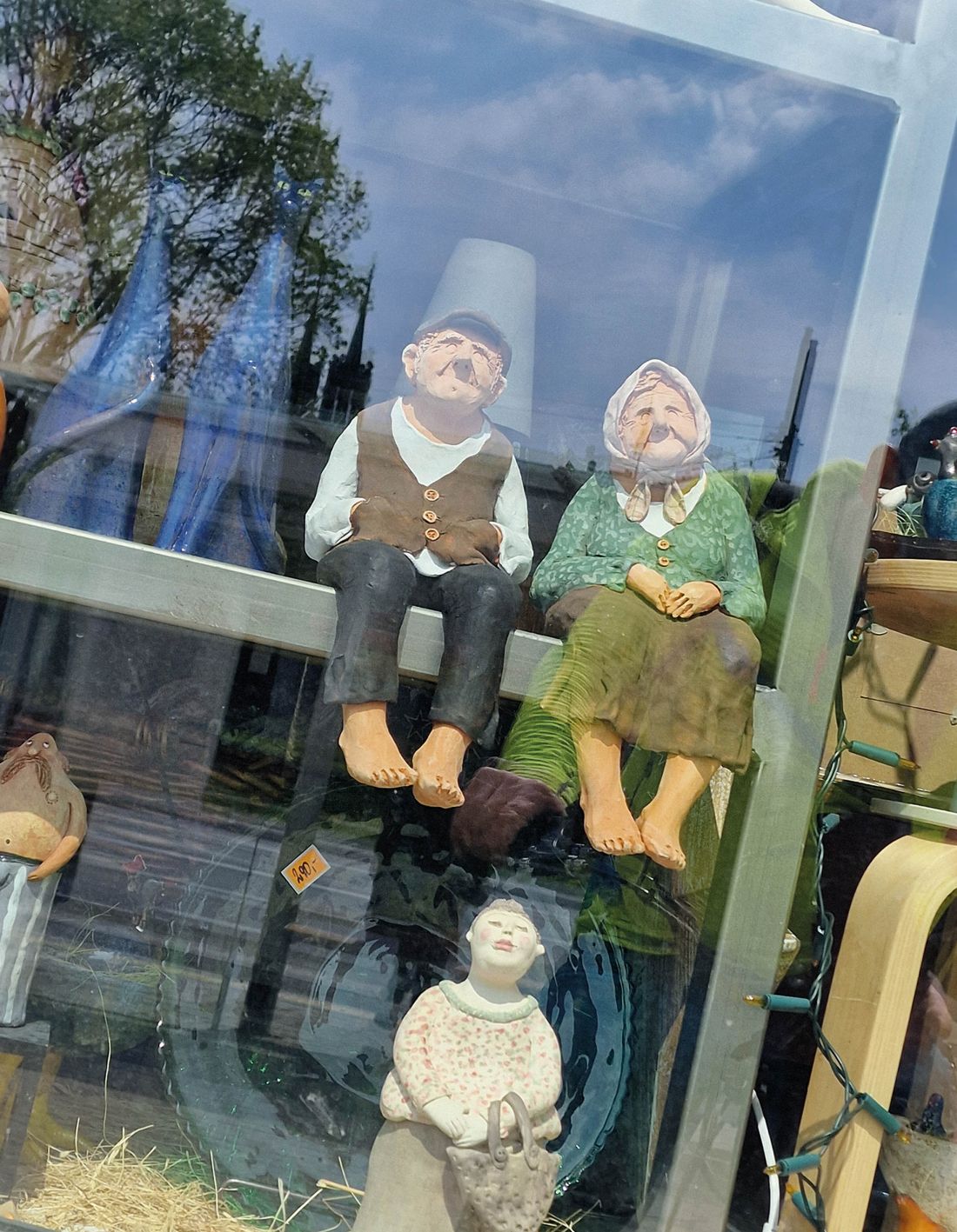 witryna na placu Wilsona, Stary Żoliborz, lalki oddają klimat tego miejsca