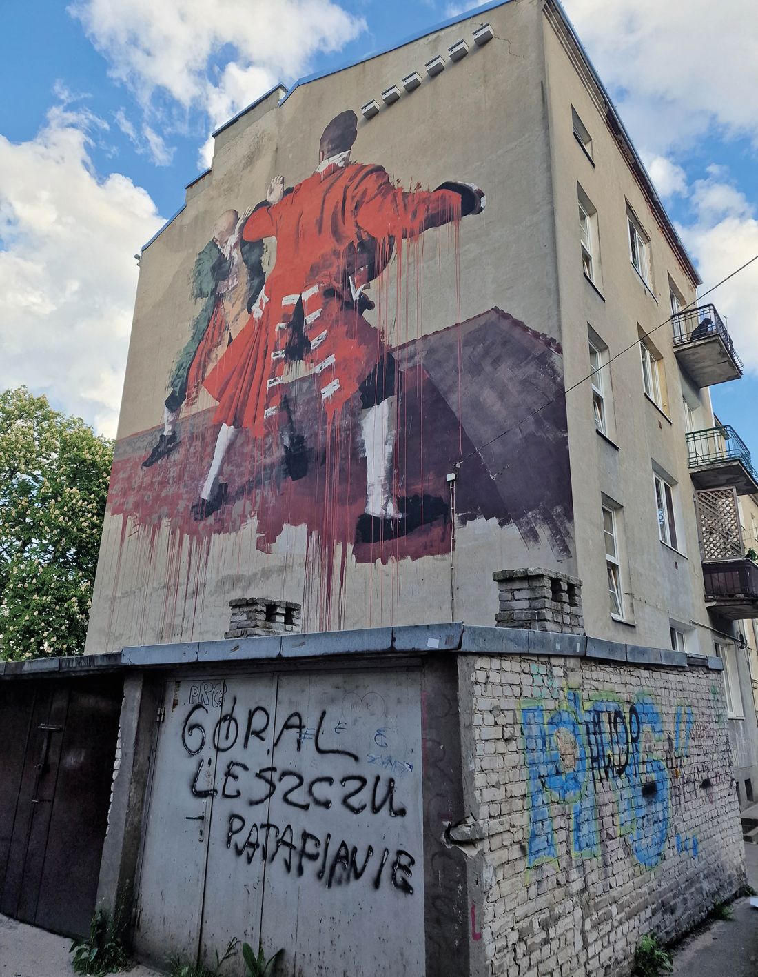 mural „Warsaw Fight Club” na Pradze, autor: Conor Harrington, street art naprawdę żyje tu razem z miejscowymi
