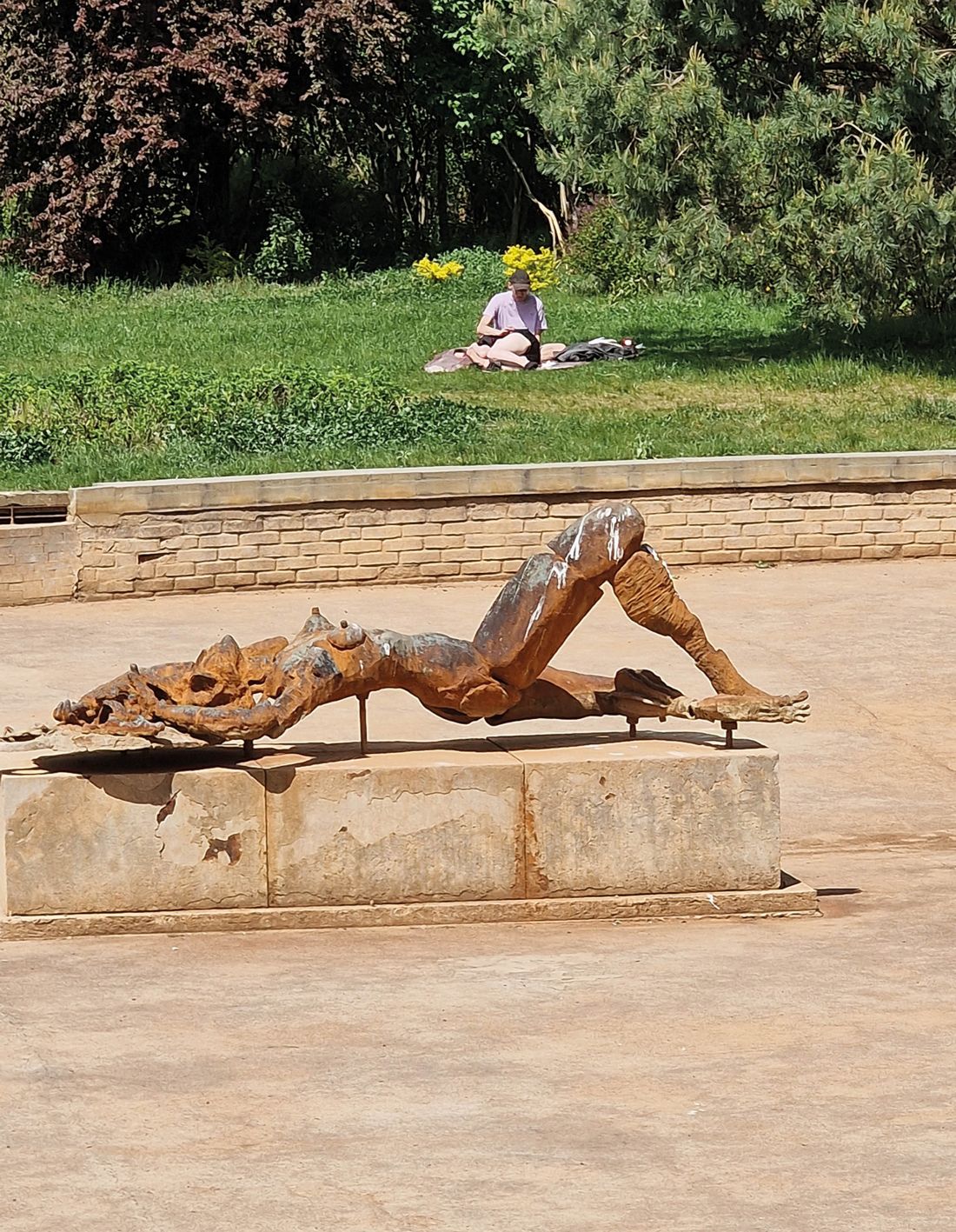 Park Rzeźby na Bródnie, są tu i Althamer, i Abakanowicz, i zwykli ludzie… fajna kompozycja; na zdjeciu „Sylwia” autorstwa Pawła Althamera i Grupy Nowolipie