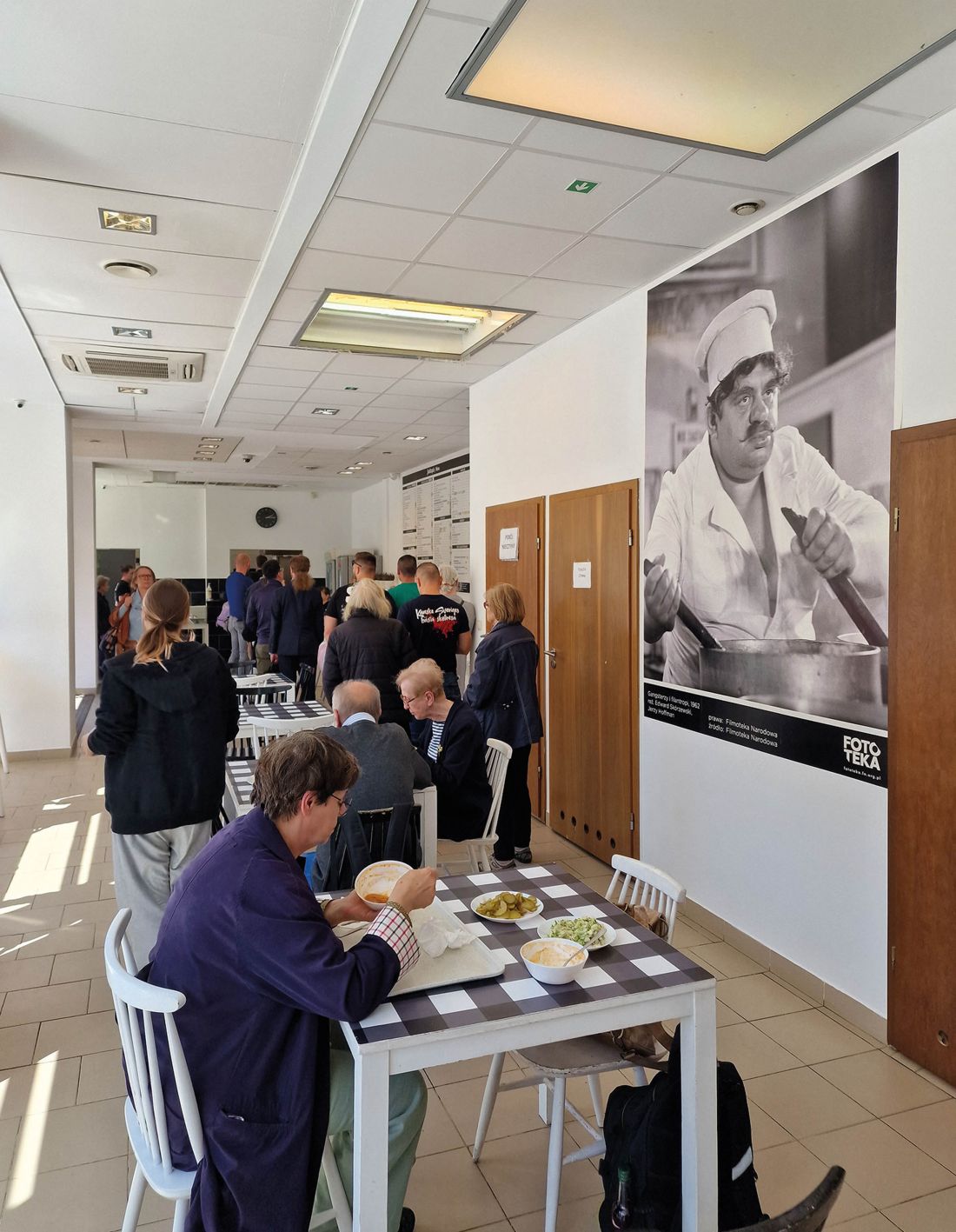  Mokotowski Bar Mleczny - fotosy mleczno-barowe ze starych filmów na ścianach, atmosfera i naprawdę niskie ceny