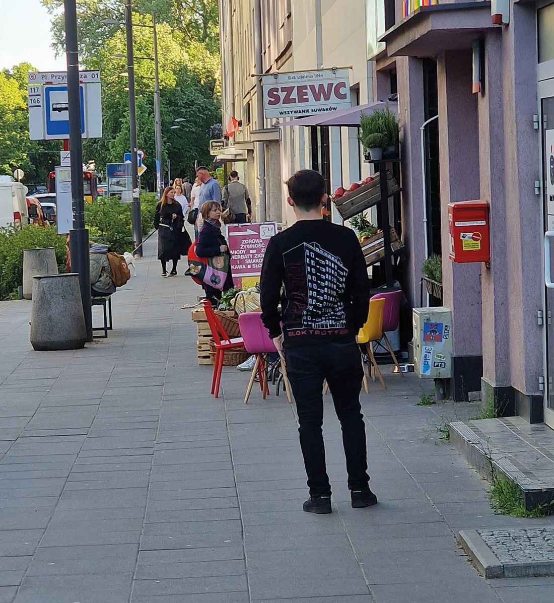 ulica Francuska na Saskiej Kępie - pełno fajnych ogródków, bezpretensjonalna, sympatyczna przestrzeń, knajpy i „Bloktrotter” - samo życie