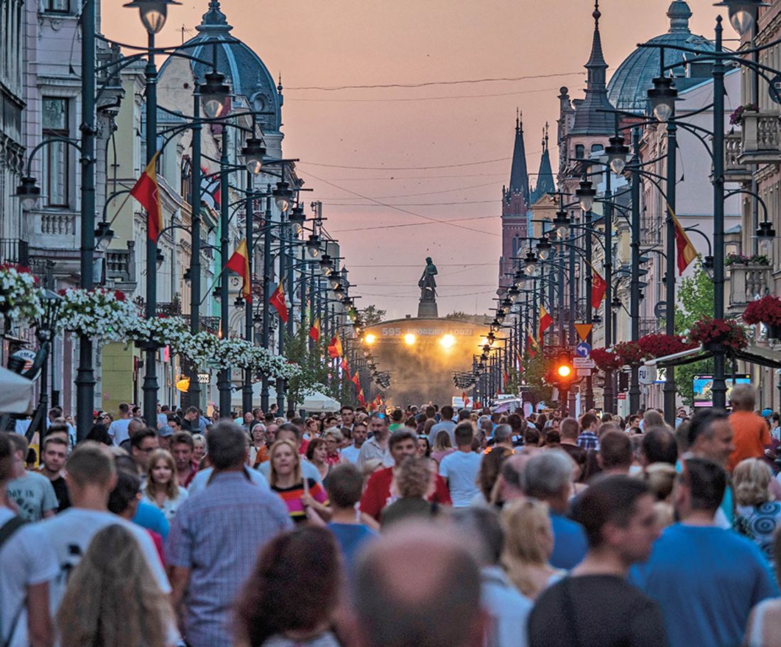 przez lata często pustawa ulica Piotrkowska zaczyna się zaludniać