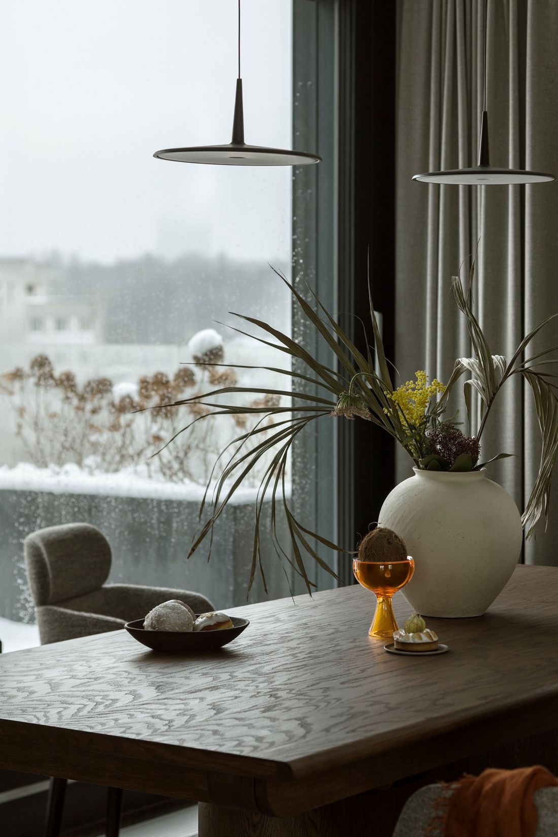 We wnętrzu znajdziemy wiele designerskich dodatków